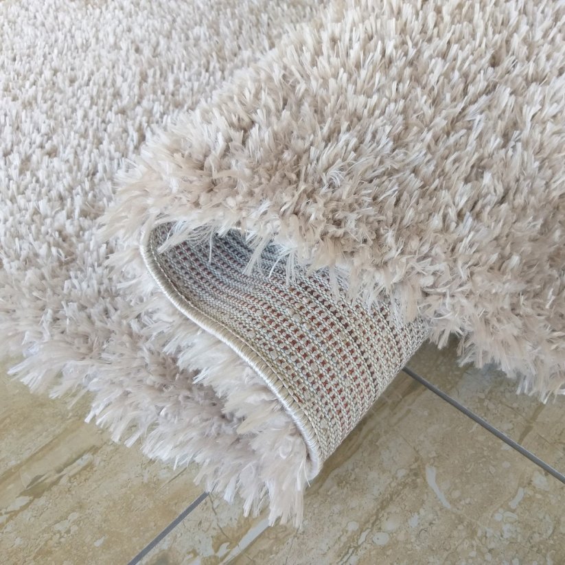 Качествен килим с дълъг косъм в цвят капучино