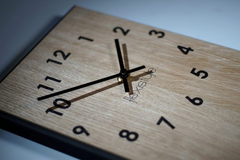 Дървен часовник за кухня