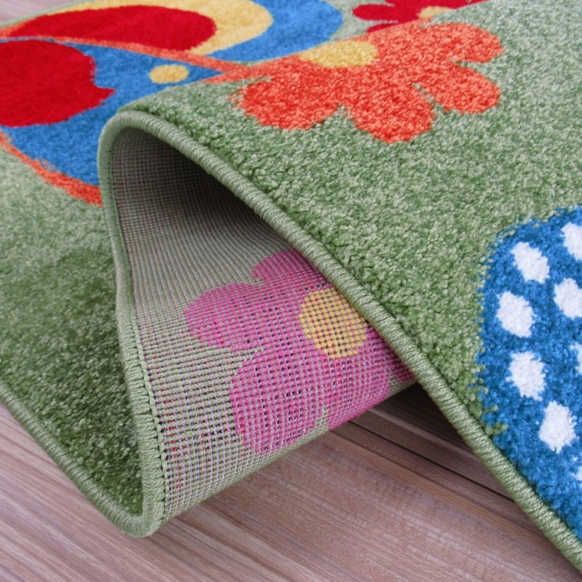 Motýlikový koberec v zelenej farbe do detskej izby