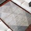 Beigefarbener Teppich mit modernem geometrischem Muster Beigefarbener Teppich mit modernem geometrischem Muster