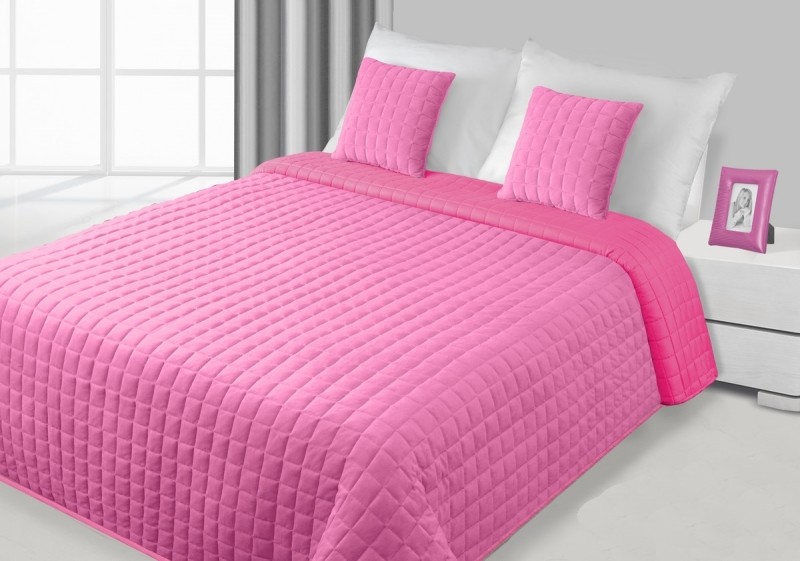 Luxusní a moderní oboustranné bílé přehozy na postel v světle růžové barvě
