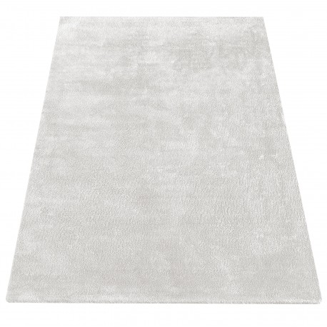 Krémový koberec s vyšším vlasem