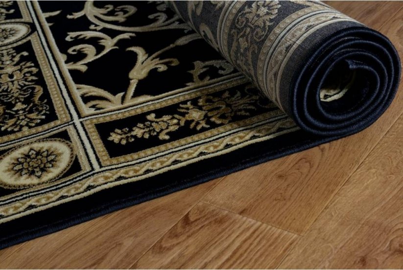 Черен килим с орнамент
