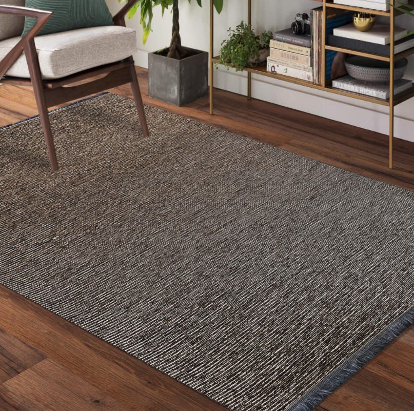Kvalitný béžový koberec so strapcami