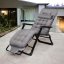 Záhradné lehátko s čiernym rámom a vankúšom