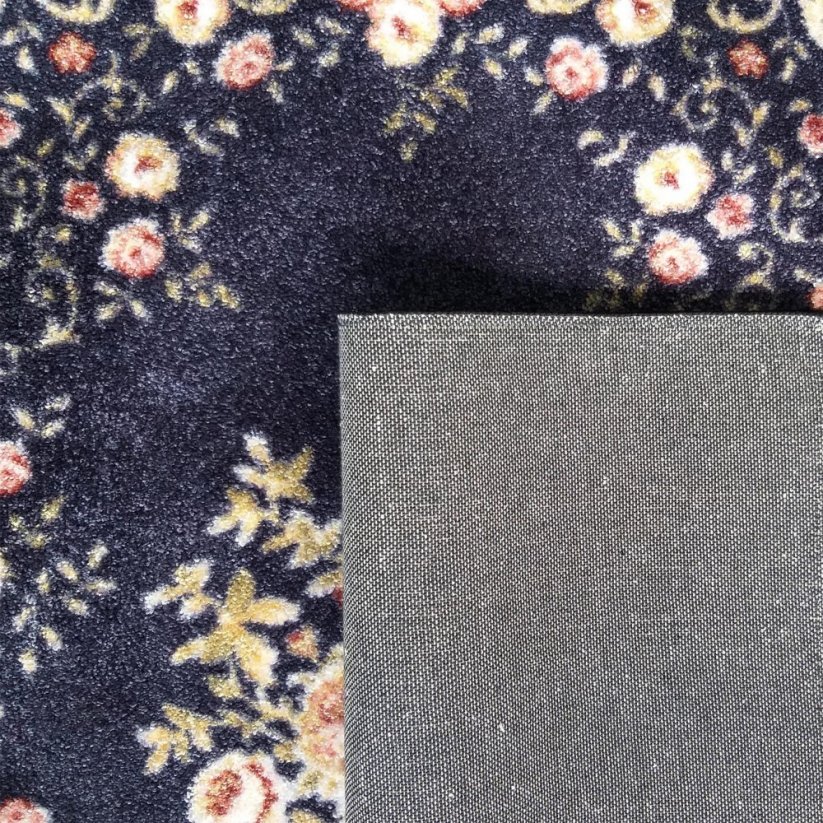 Modrý květinový koberec ve vintage stylu