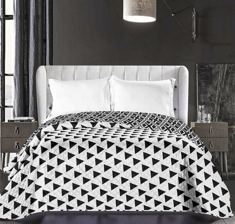 Bílý oboustranný přehoz na postel s trojúhelníky