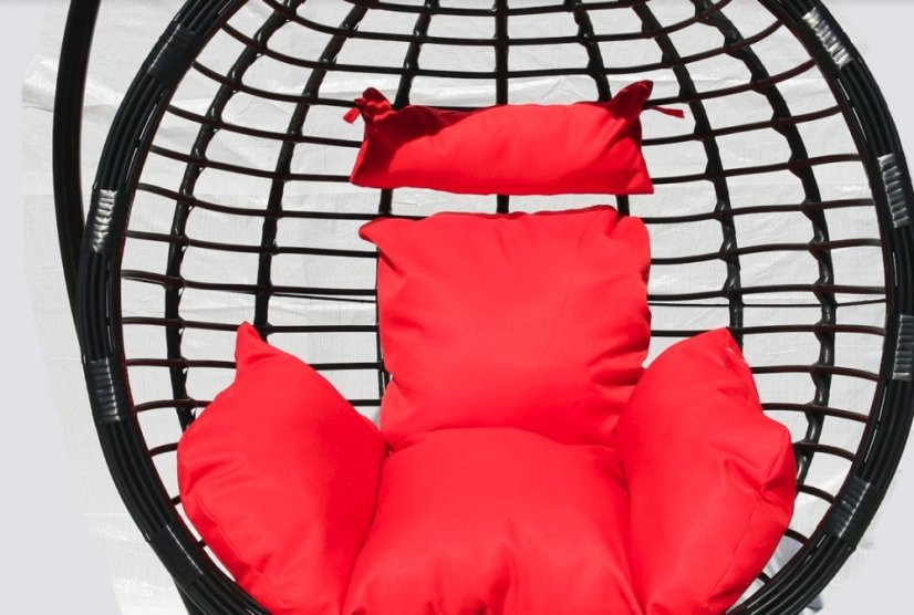 Štýlové závesné kreslo čiernej farby s rôznymi vankúšmi