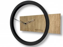 Krásne hodiny z dreva v elegantnom štýle