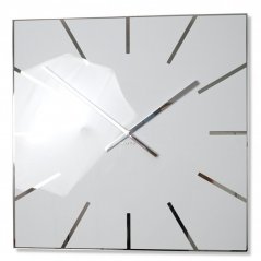 Elegantní čtvercové hodiny v bílé barvě
