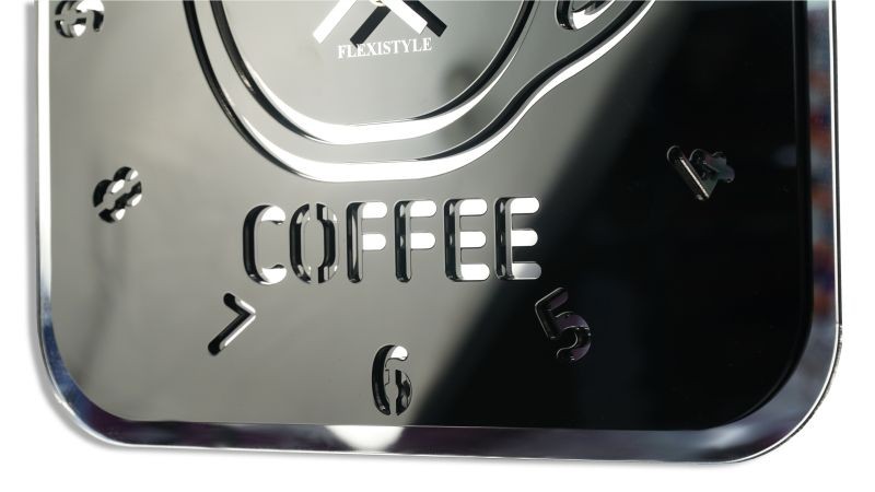 Moderne schwarze Wanduhr mit Kaffeetassenmotiv