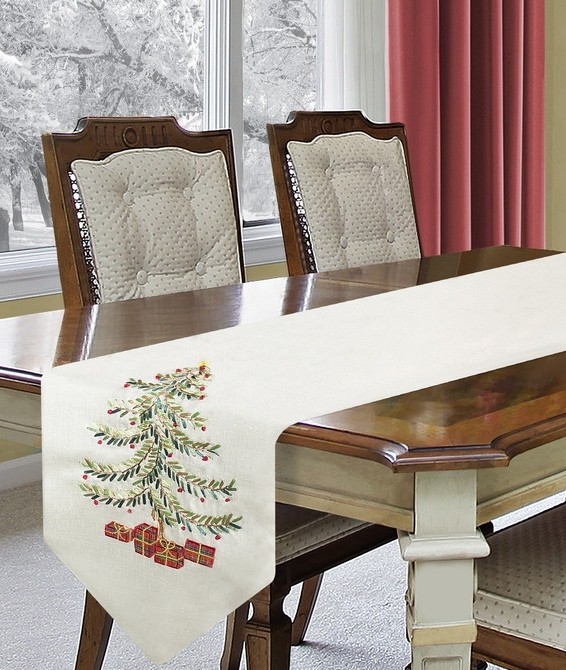 Biela vianočná štóla na stôl s veľkým vianočným stromčekom