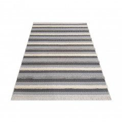 Pruhovaný skandinávský koberec s ozdobnými třásněmi