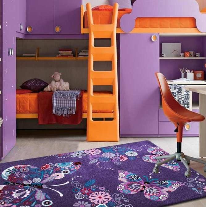 Fialový koberec do dětského pokoje s motýlky