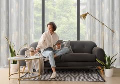 Vánoční záclona na kruhy bílá se zlatým potiskem stromků