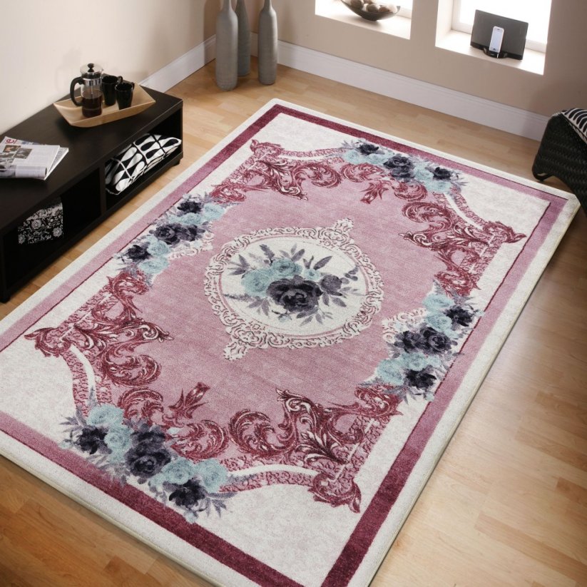 Krásný růžový koberec s květinovým vzorem