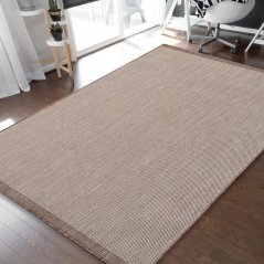 Jednostavan i praktičan glatki smeđi tepih