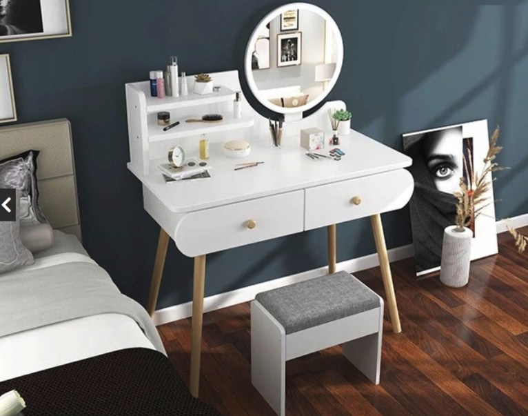 Biely toaletný stolík so zrkadlom