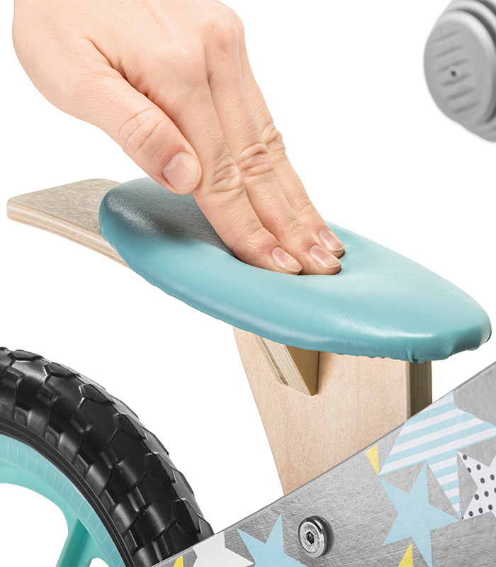 Modrý balančný bicykel s úložným vreckom