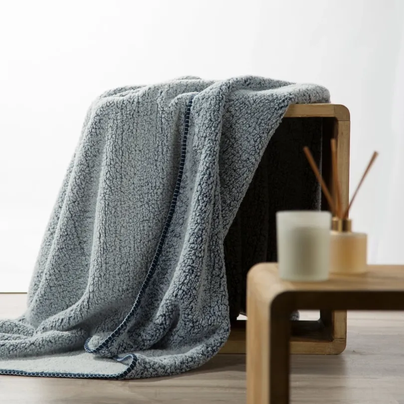 Kvalitná deka so štruktúrou barančeka - modrá