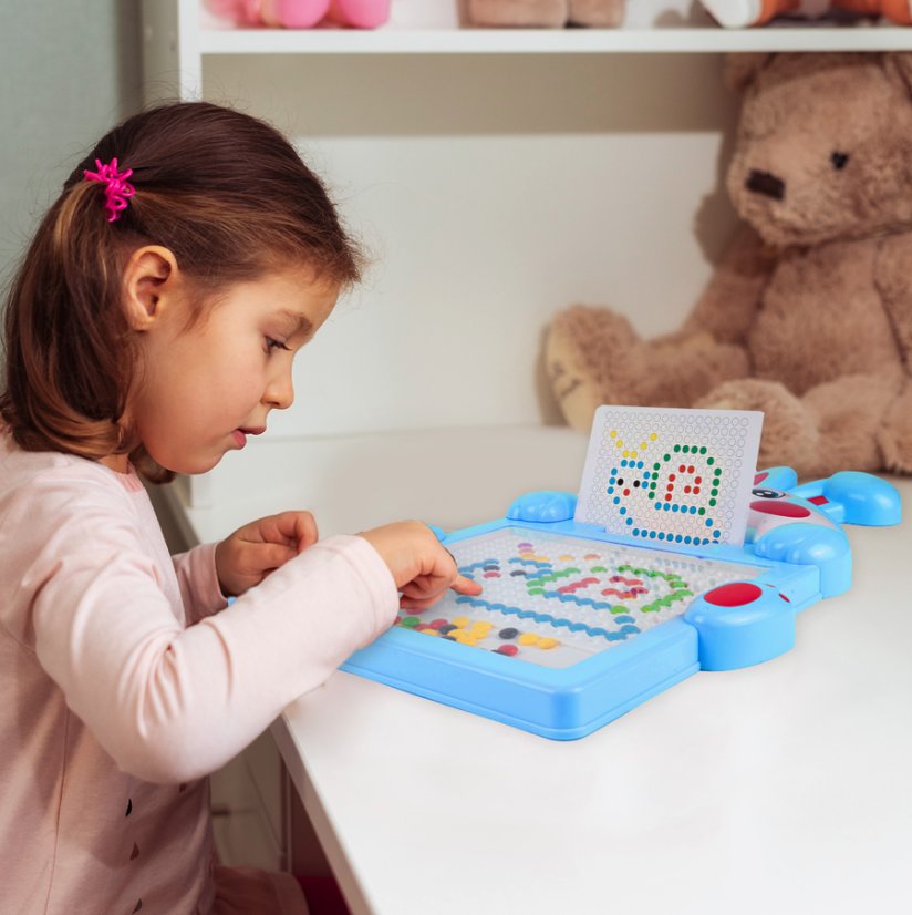 Pädagogische Magnettafel für Kinder mit Perlen und Schablonen