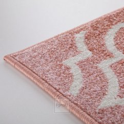 Ausgefallener, altrosaner Teppich in skandinavischem Stil