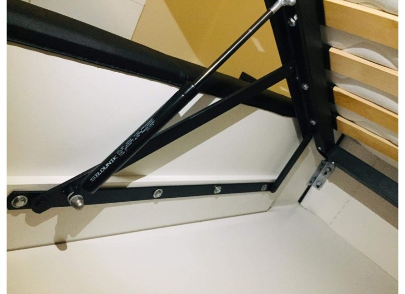 Exkluzívna čalúnená posteľ s prešívaním na čele tmavomodrej farby 180 x 200 cm