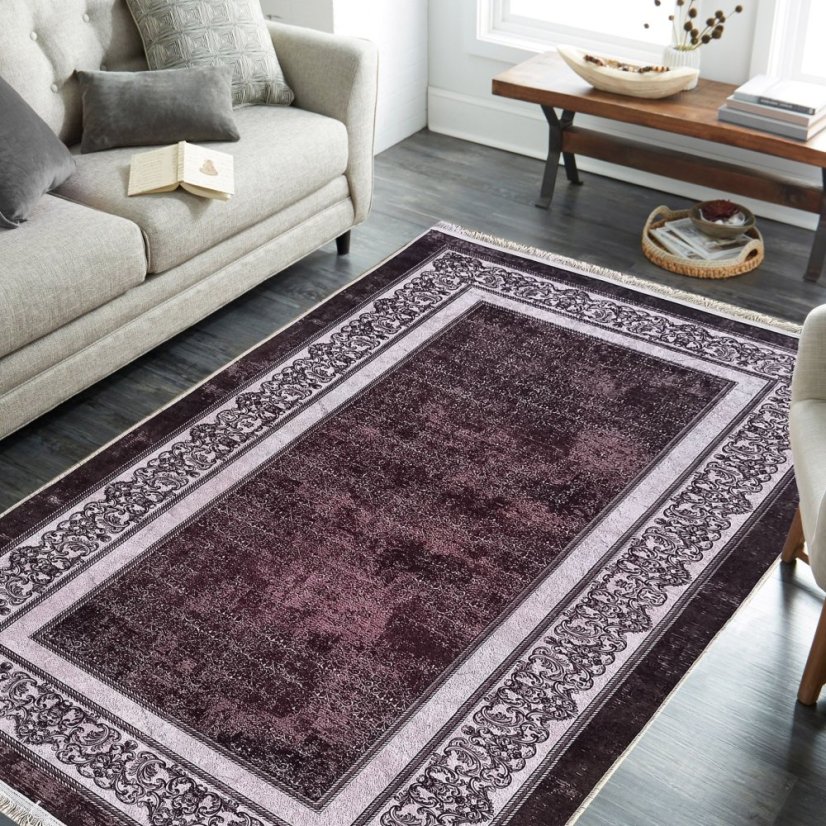 Elegante tappeto marrone con bordo ornamentale