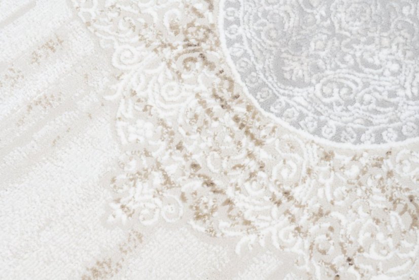 Jemný krémový koberec s ornamentami