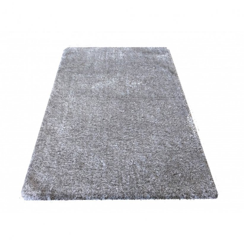 Chlpatý koberec sivej farby