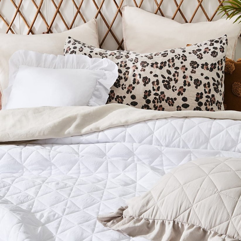 Elegáns steppelt ágytakaró fehér ágyon, 220 x 240 cm