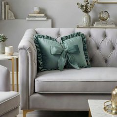 Žametna okrasna blazina v obliki loka z volančkom 35 x 55 cm