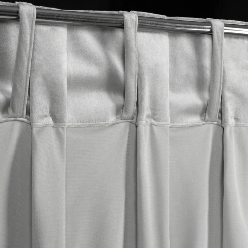 Šedý sametový závěs s ozdobným prošíváním a knoflíky v horní části