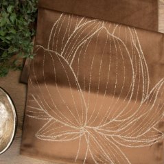 Hnedý dekoračný behúň s potlačou kvetu