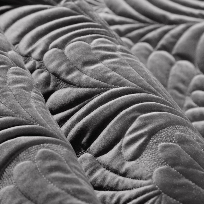Zamatový prehoz na posteľ s motívom listov sivej farby