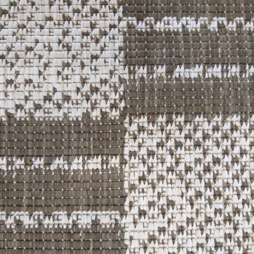 Кафяв двустранен килим с квадратчета