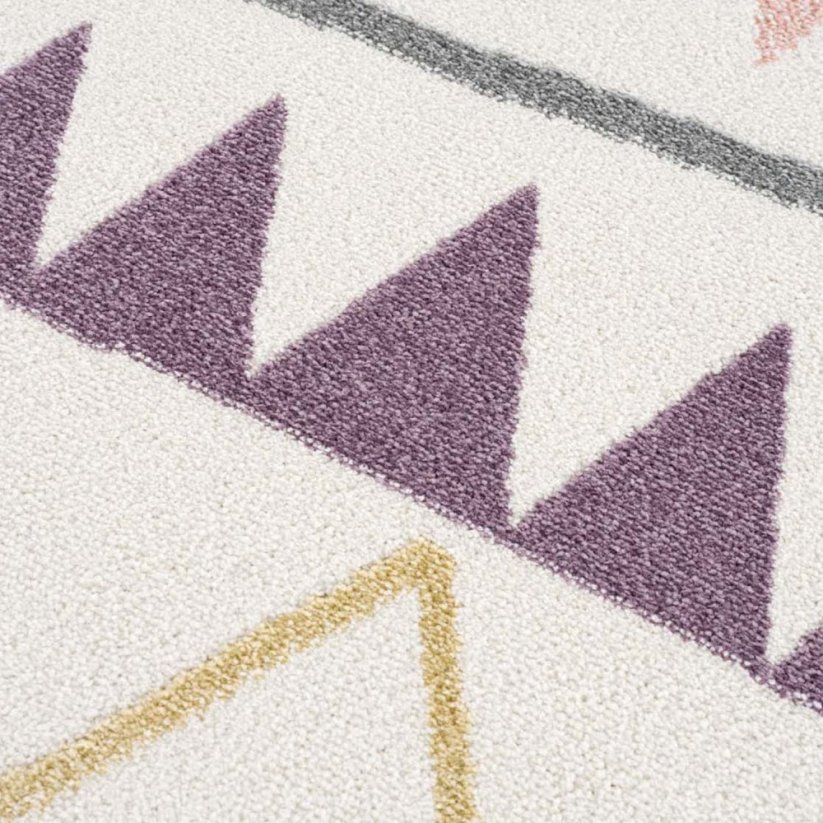 Качествен детски кремав килим с шарен зигзаг десен