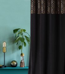 Čierny zatemňujúci záves s elegantným vzorom na riasiacu pásku 140x280 cm Čierny zatemňujúci záves s elegantným vzorom na riasiacu pásku 140x280 cm