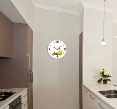 Bílé nástěnné hodiny do kuchyně