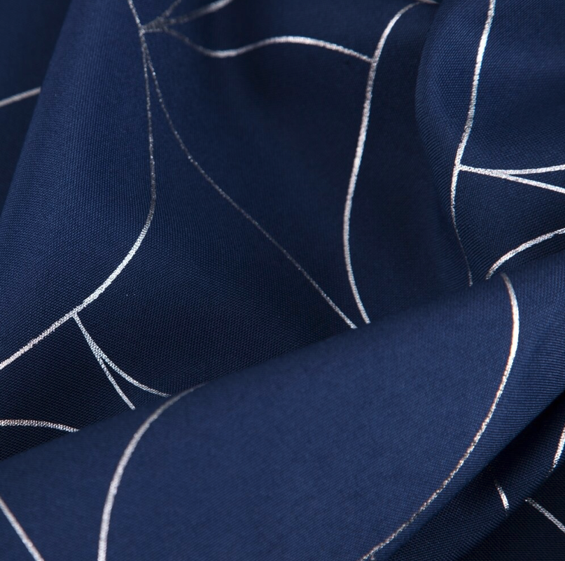 Elegantní závěs s jemným vzorem - modrý