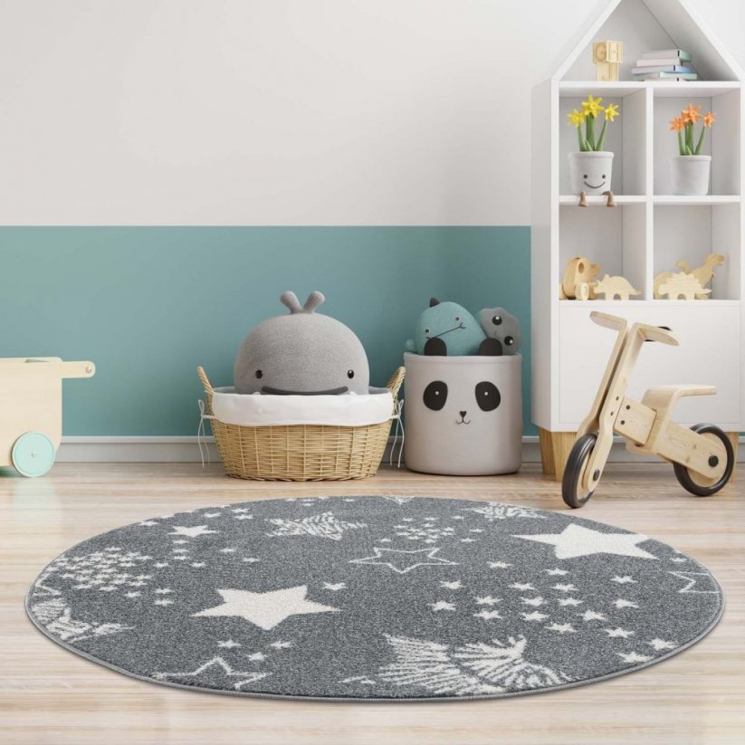 Okrúhly koberec do detskej izby sivej farby