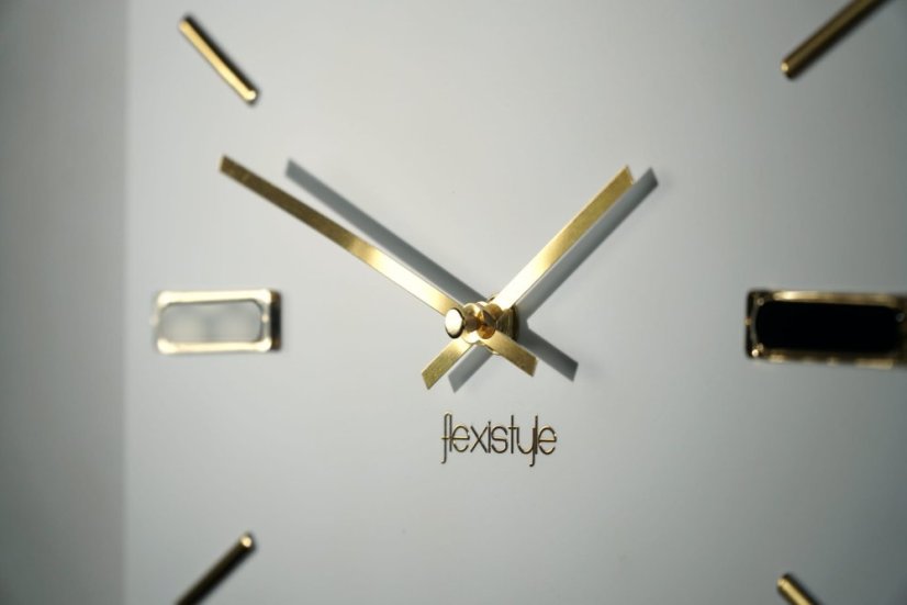 Weiße Uhr BRILLIANT 30 cm mit goldenem Zubehör
