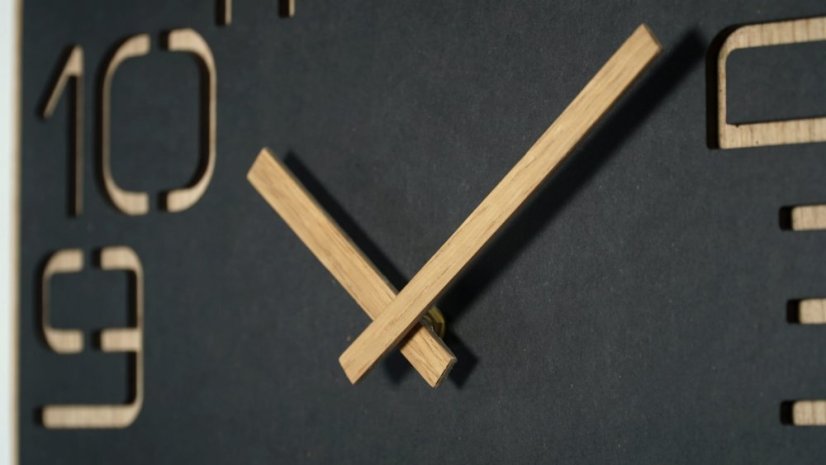 Modische Wanduhr in einer Kombination aus Holz und schwarzer Farbe, 40cm
