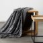 Grobe Decke in Grau mit modernem Muster