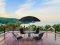Set de mobilier de terasă, masă, 4 scaune pliabile și umbrelă de soare