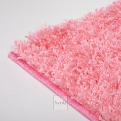 Krásny koberec v žiarivej ružovej farbe