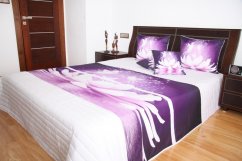 Přehoz na postel bílé barvy s motivem fialového květu