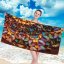 Rjava brisača za plažo z metulji