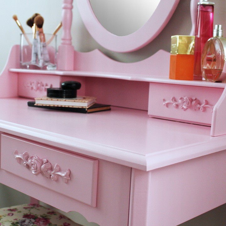 Sodobna toaletna miza s stolom v roza barvi