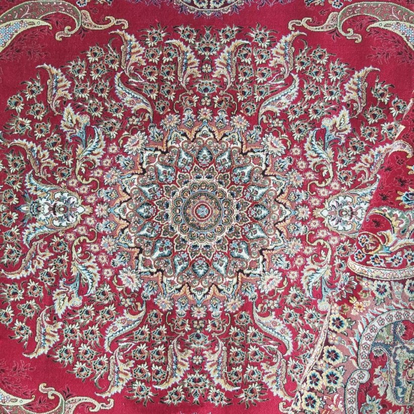Изключителен червен килим с красив модел
